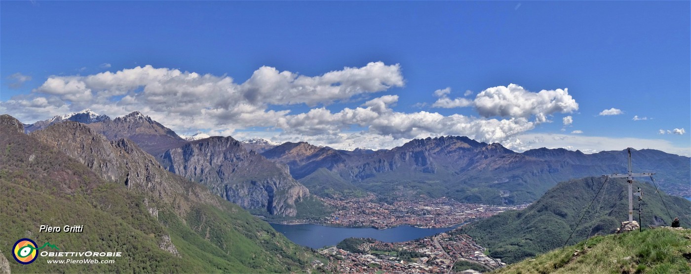 59 Dalla croce di vetta del Corno Birone vista su Lecco, il suo lago, i suoi monti (da sx Grigne, Coltignone, Due Mani, Resegone).jpg